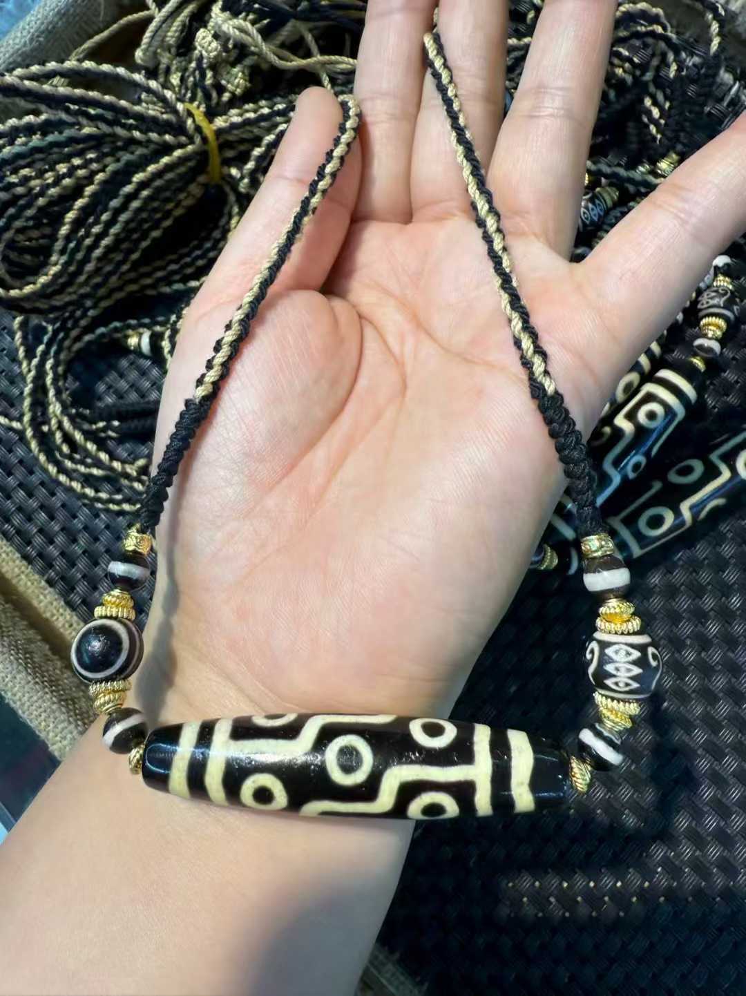 여성과 남성을위한 보이지 않는 드래곤 Nacklace가 - Ethnic Fashion Designer 리뷰 및 가격
